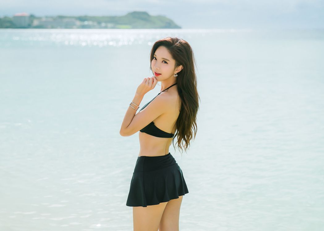 Park Soo Yeon 2017 Bikini Picture and Photo 4