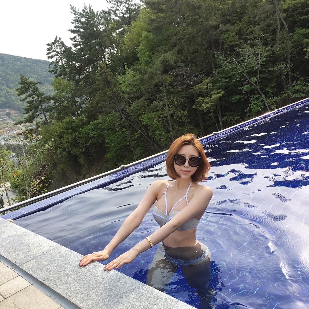 Choi Somi Swimming Pool Bikini Picture and Photo