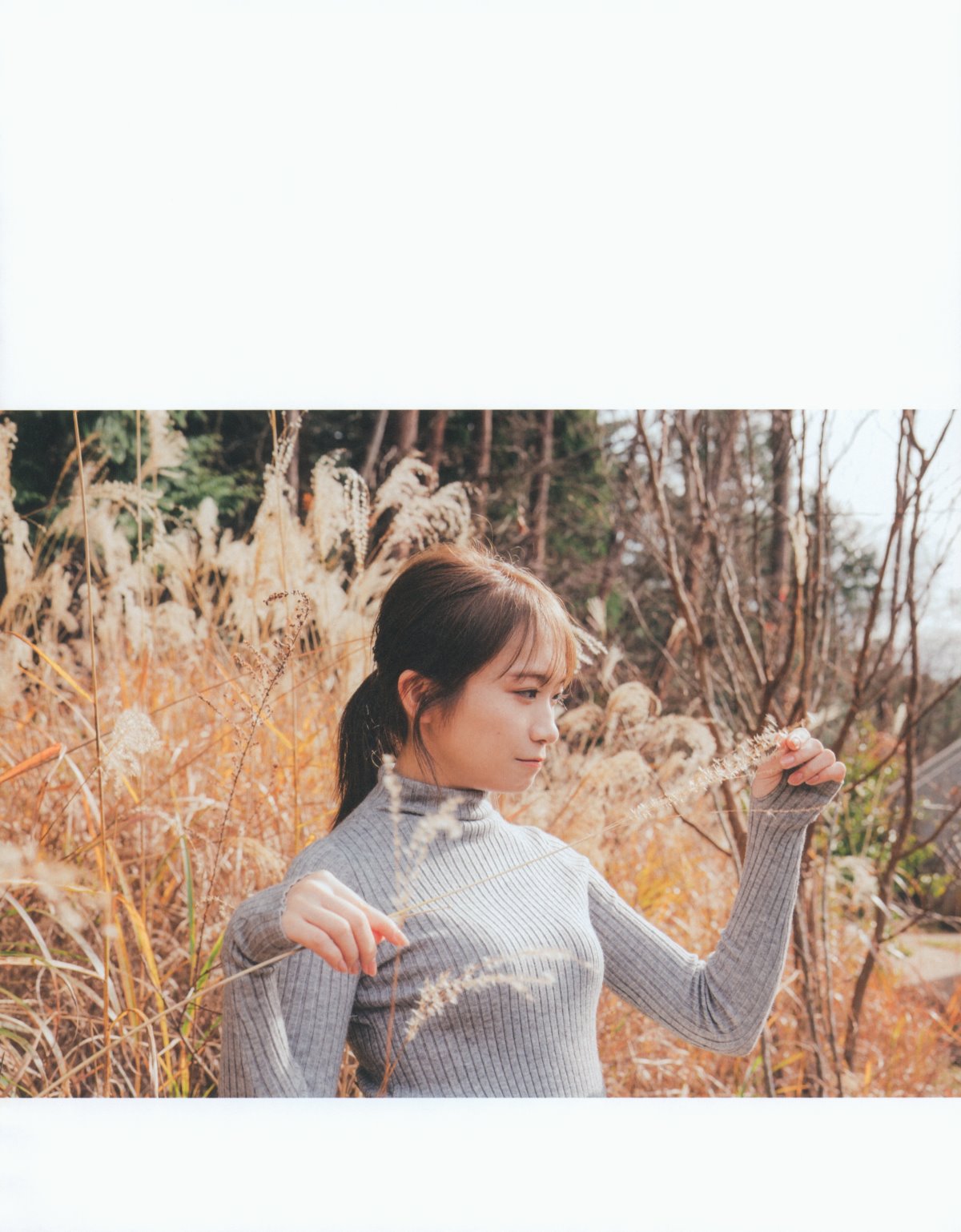 Photobook 2023 02 21 Manatsu Akimoto 秋元真夏 Graduation Commemorative Photo Book 0012 3816431330.jpg