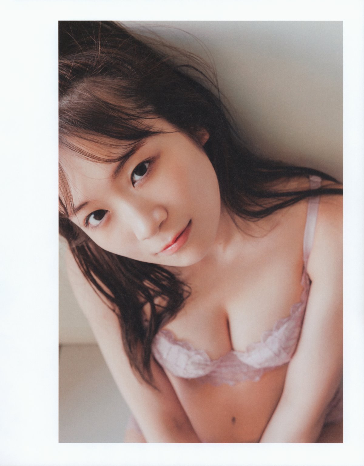 Photobook 2023 02 21 Manatsu Akimoto 秋元真夏 Graduation Commemorative Photo Book 0028 9036486105.jpg