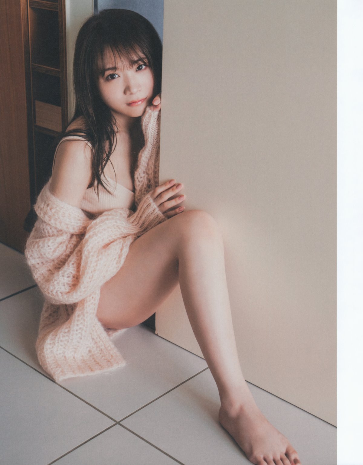 Photobook 2023 02 21 Manatsu Akimoto 秋元真夏 Graduation Commemorative Photo Book 0035 7879468571.jpg