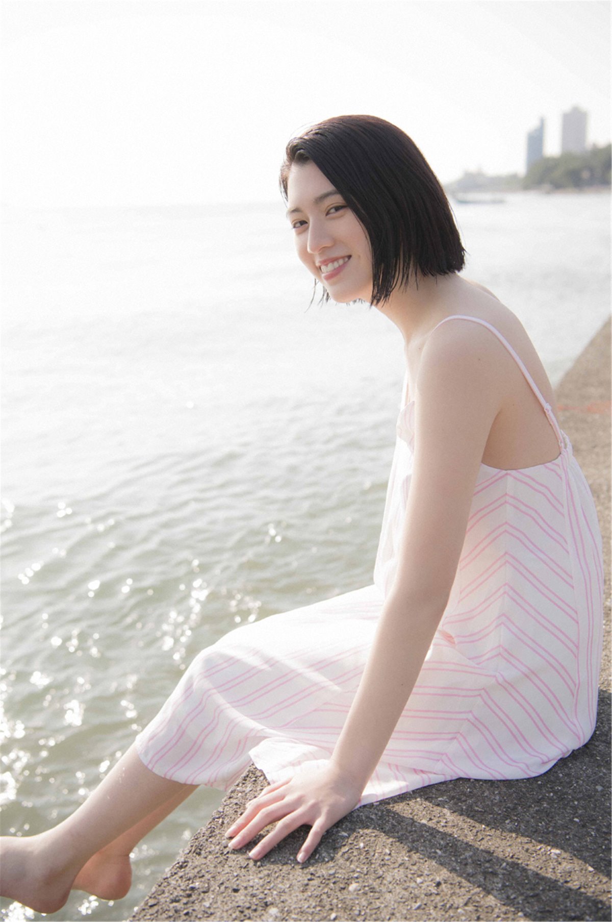 Photobook 2018 04 15 Ayaka Miyoshi 三吉彩花 Across The Sky 0005 1916530872.jpg