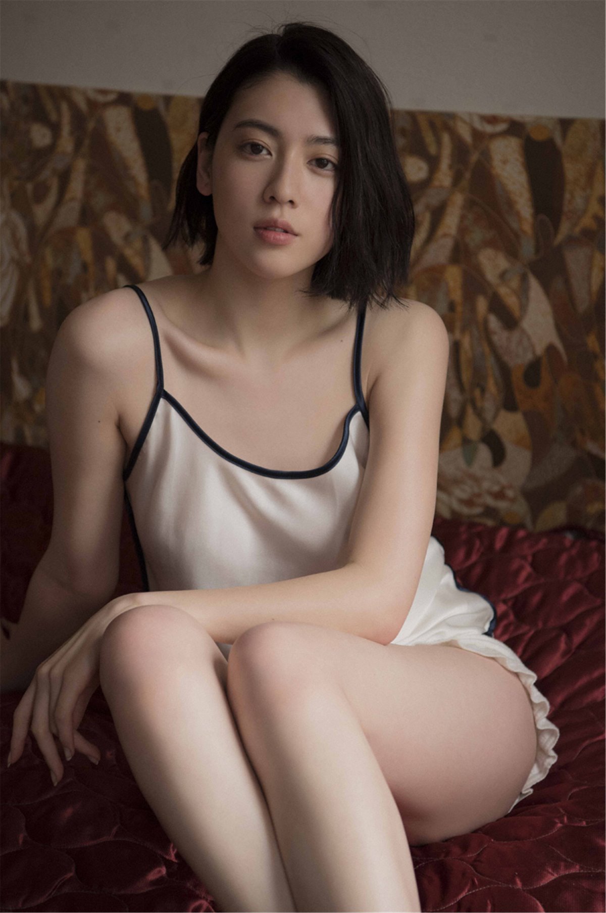 Photobook 2018 04 15 Ayaka Miyoshi 三吉彩花 Across The Sky 0027 3216621949.jpg