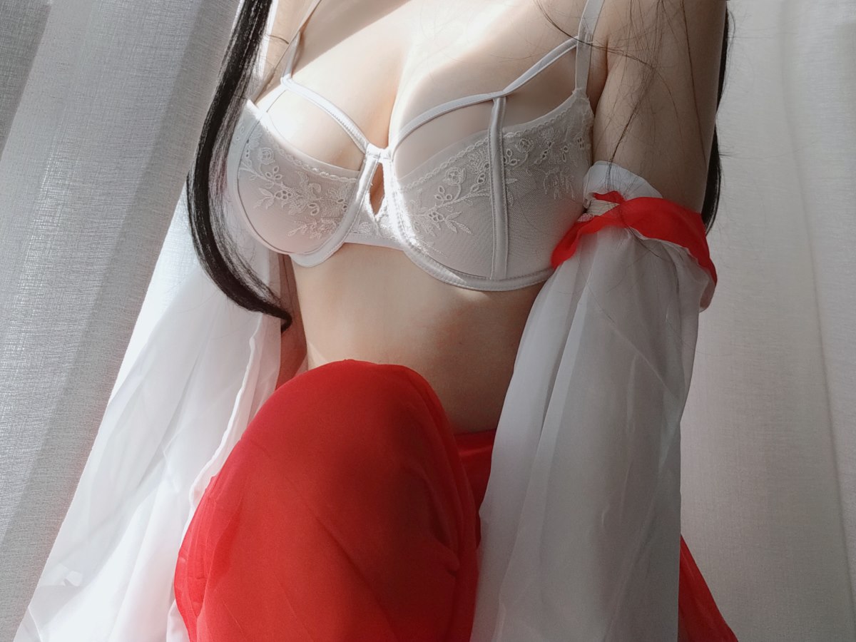 Coser@小仓千代w Vol 008 有点不对劲的巫女 0025 1493676116.jpg