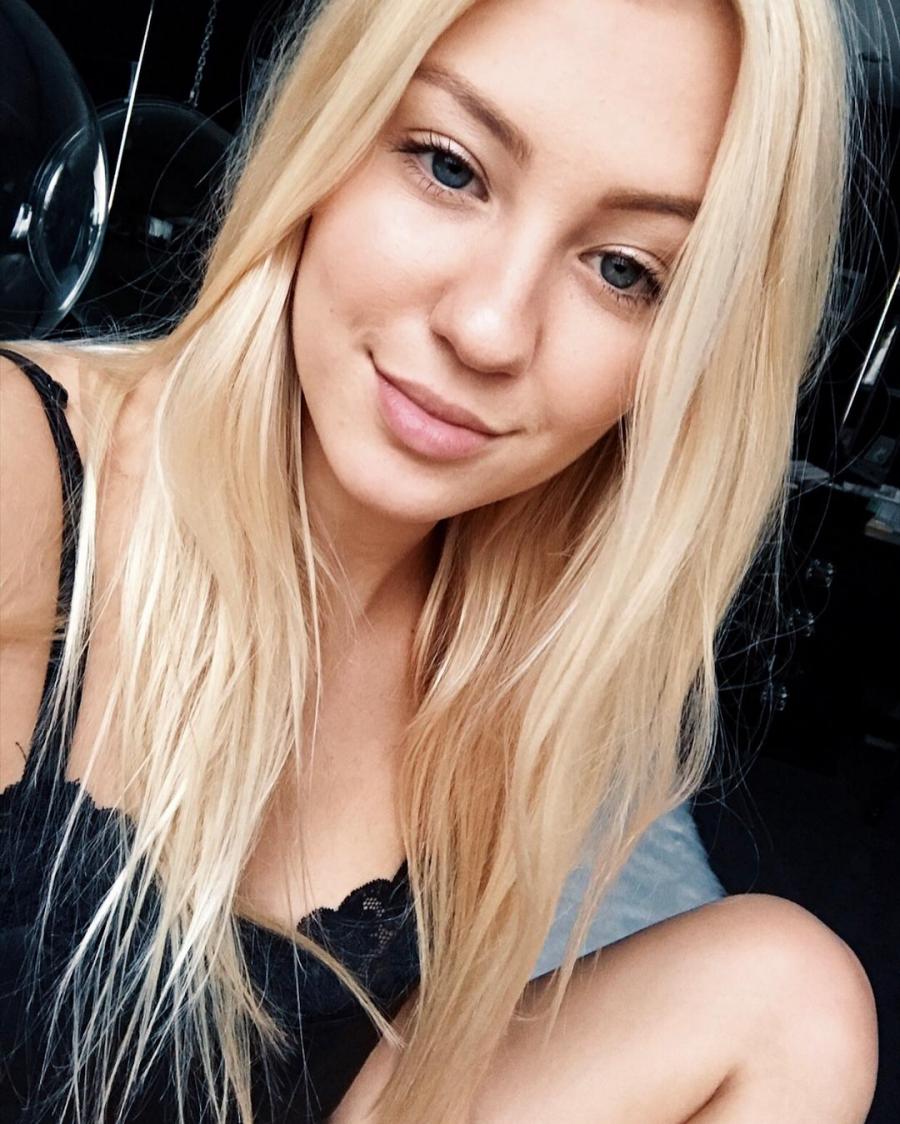 Ava Sambora Cute Bikini Picture and Photo