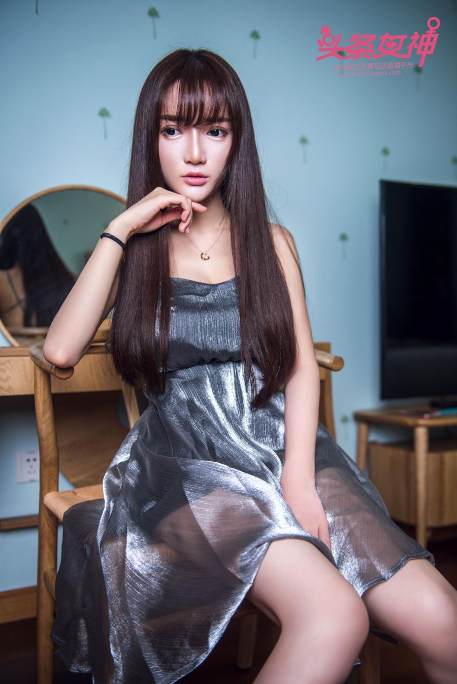 TouTiao Girls Xiao Ru Jing’s Crystal shoes