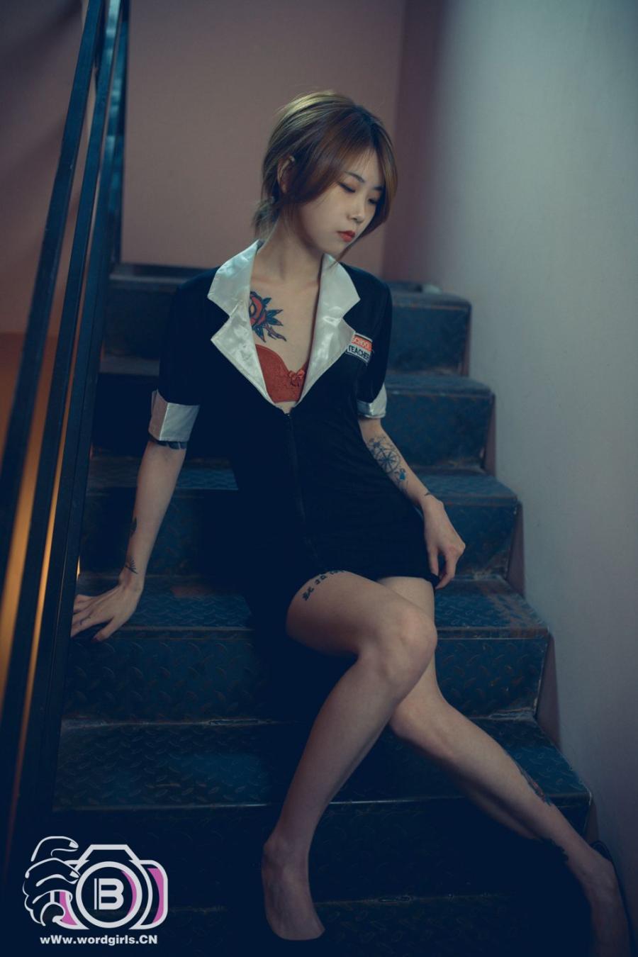 TouTiao Girls Vol.807 The long legged secretary in the stairwell