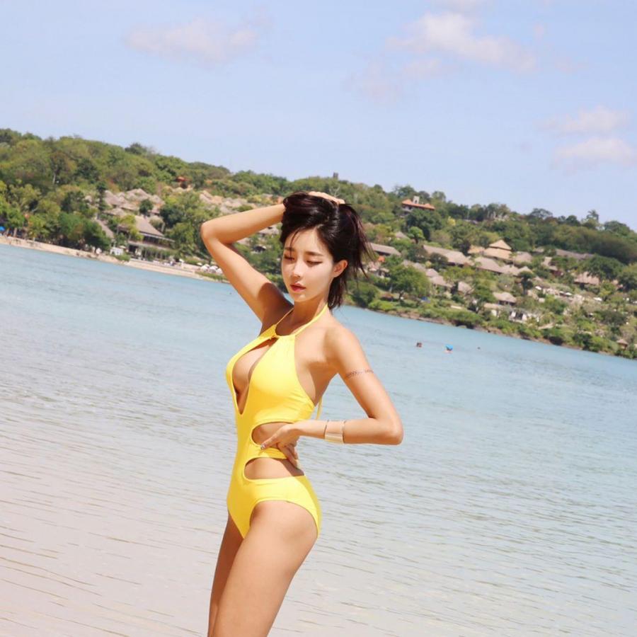 Kim Yerim Beautiful Legs Bikini Picture and Photo