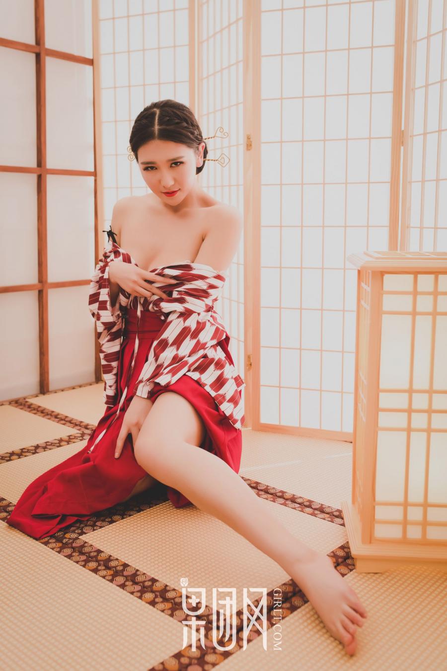 Girlt The seduction of the enchanting kimono