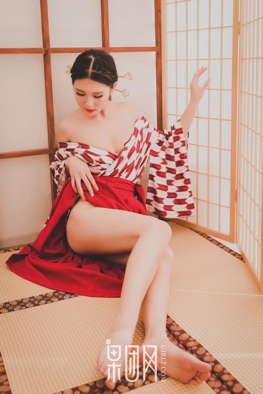 Girlt The seduction of the enchanting kimono