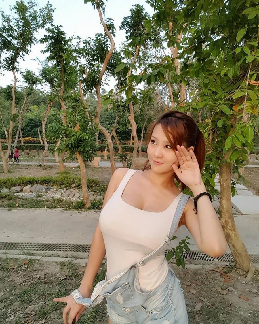 Hong Rong Huge Boobs Picture and Photo