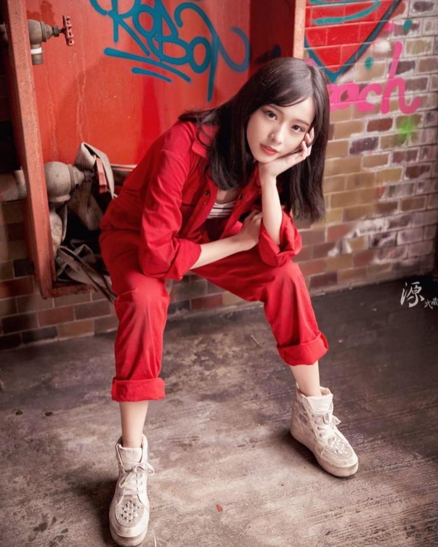 Red bean Cake Girl Iris Xiao Charming Face and Hot Body