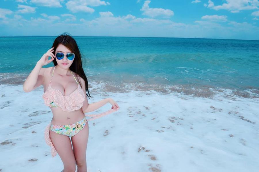 Wu Mi Qi Lovely Bikini Picture and Photo