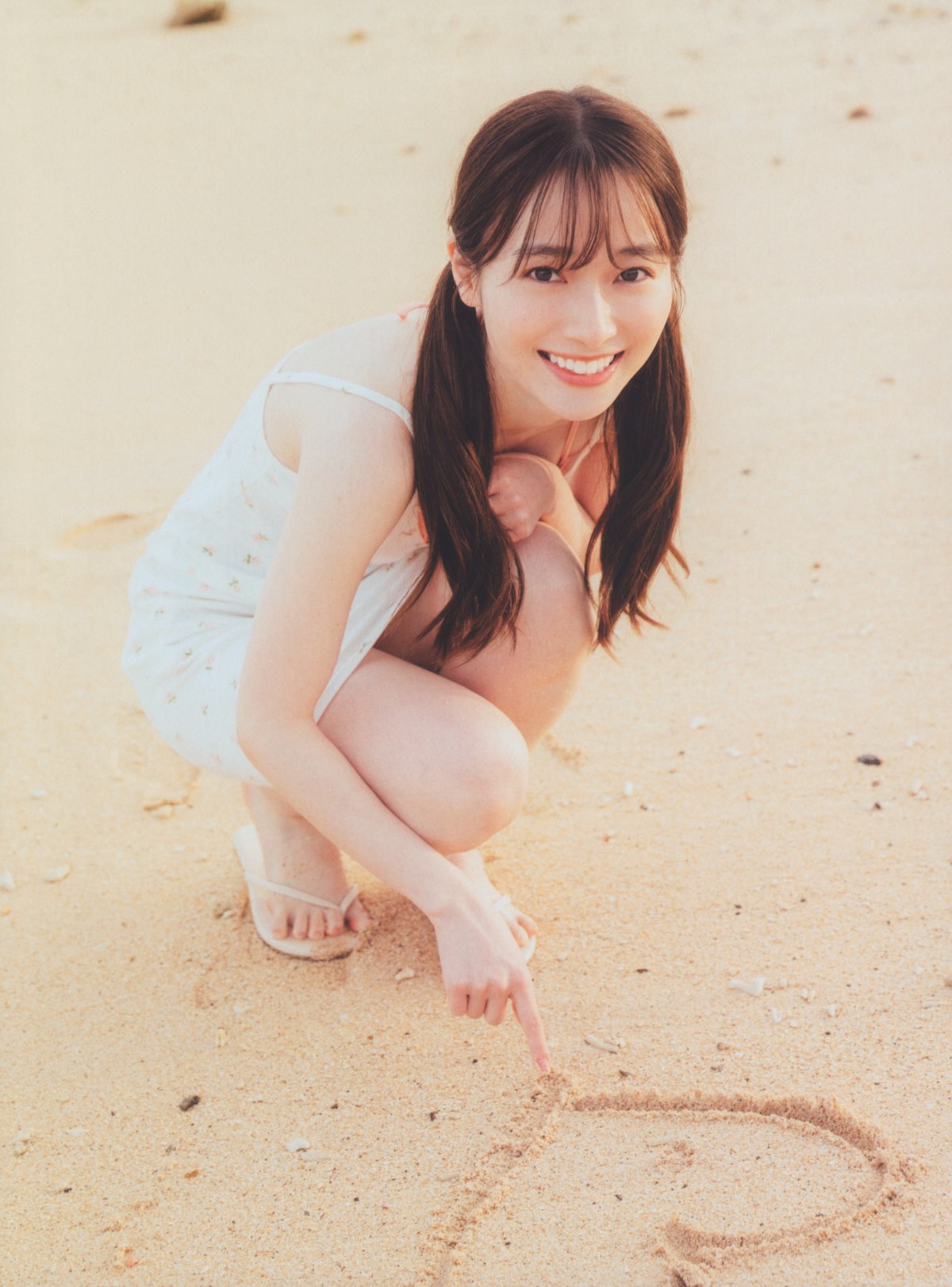 Photobook 2022 08 23 Rena Moriya 守屋麗奈 1st Photobook Egao No Guu Choki Paa 0101 8746791883.jpg