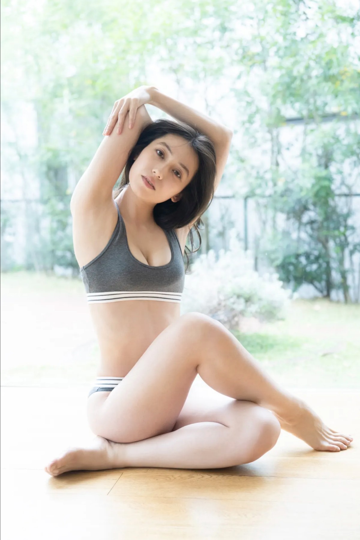 FRIDAYデジタル写真集 Airi Sato 佐藤あいり Glossy Bare Skin Vol 1 0015 7068055371.jpg