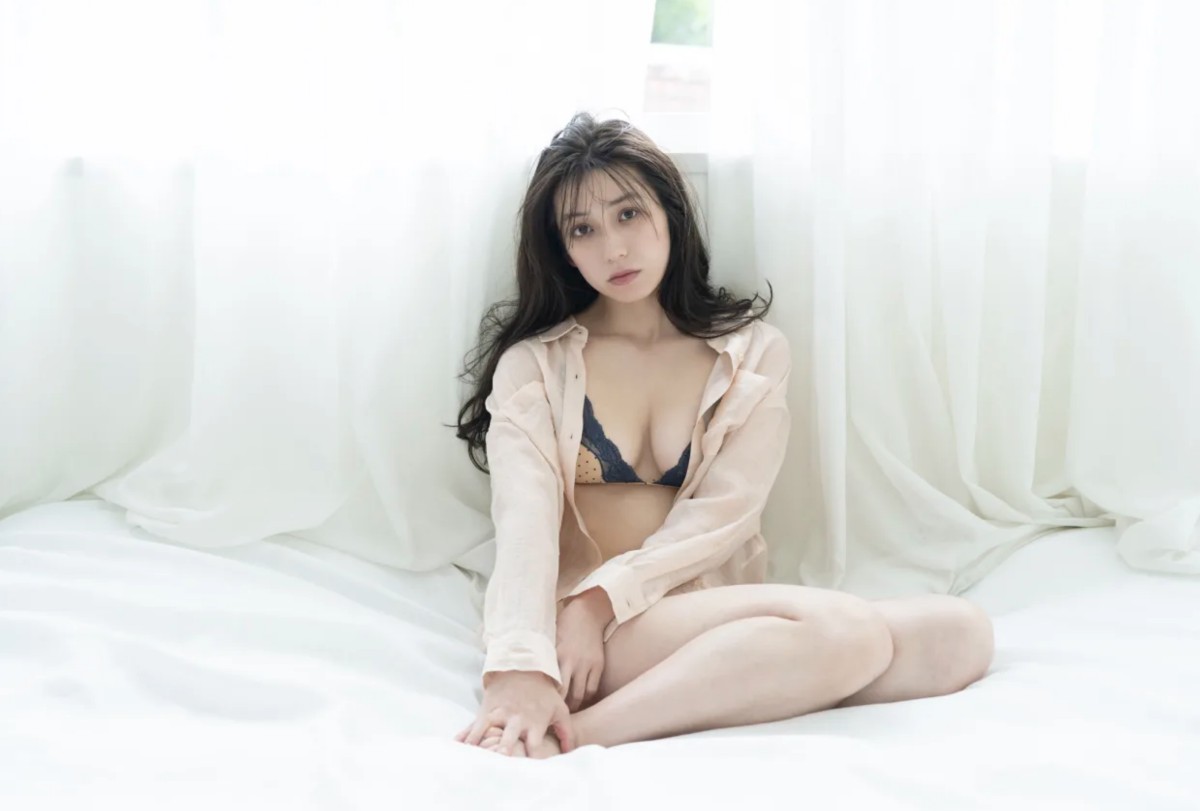 FRIDAYデジタル写真集 Airi Sato 佐藤あいり Glossy Bare Skin Vol 1 0037 5970727985.jpg