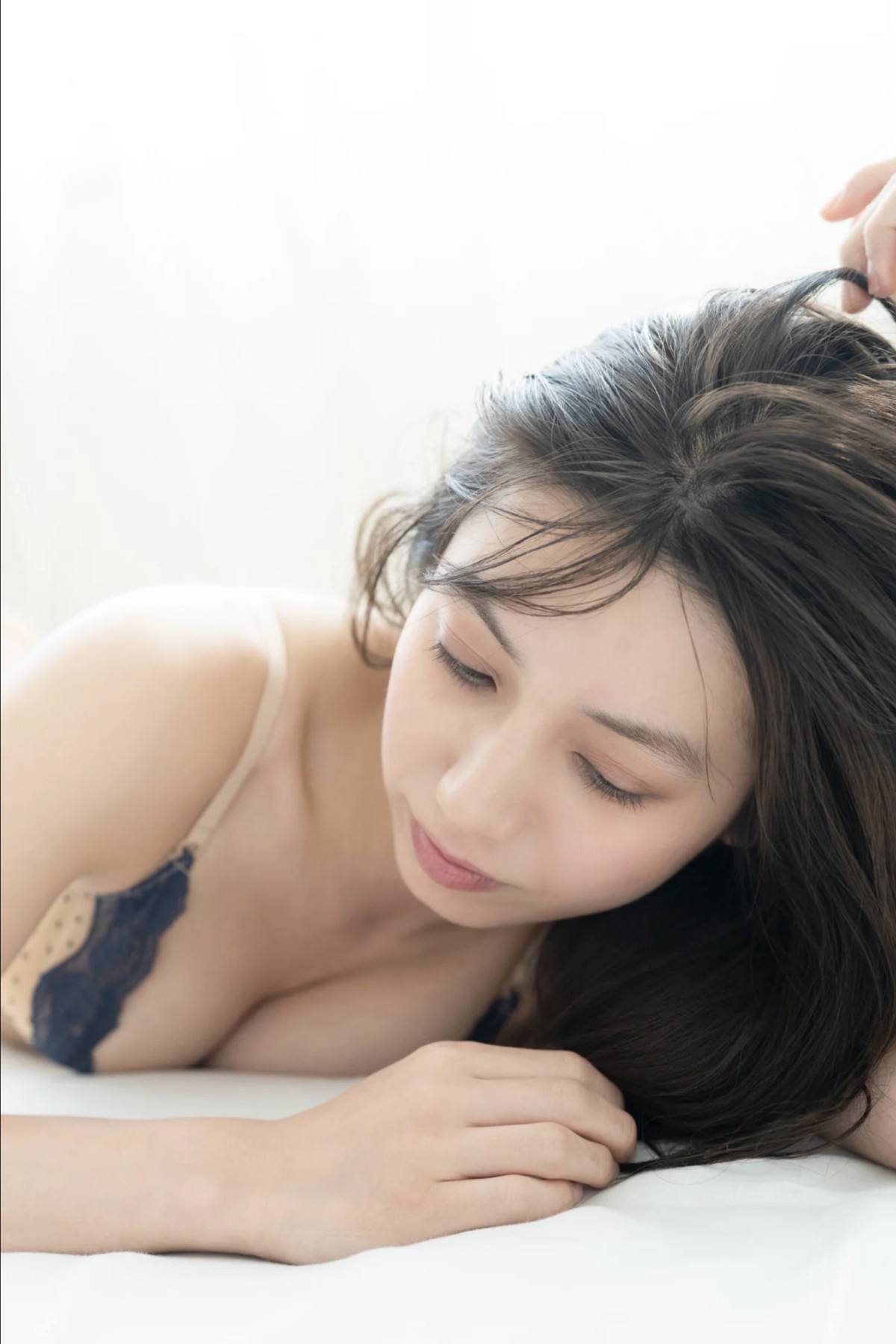 FRIDAYデジタル写真集 Airi Sato 佐藤あいり Glossy Bare Skin Vol 1 0057 8200135011.jpg