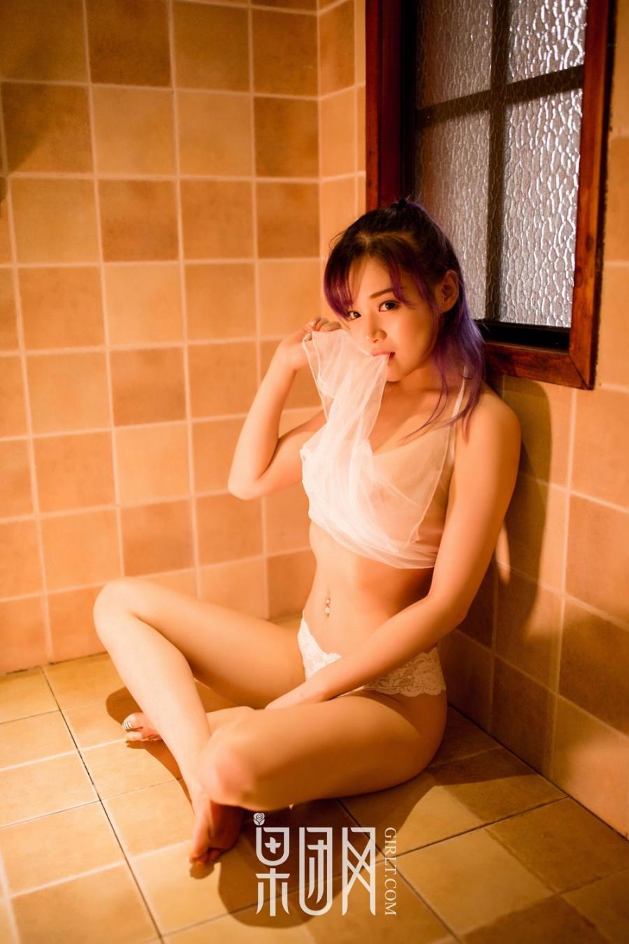 Xiong Chuan Purple Hair Girl Plump Peach Hip