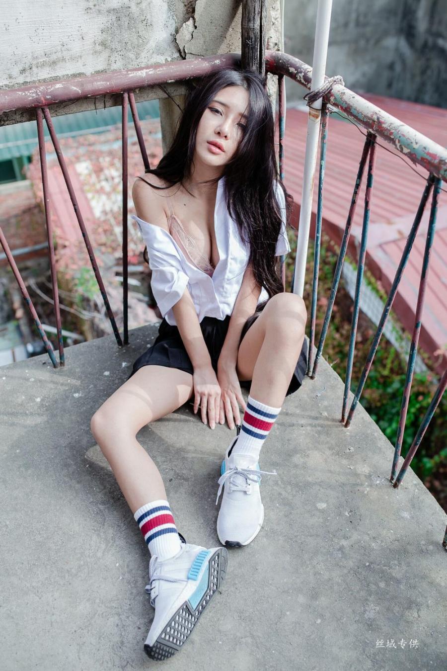 Shen Qi Qi Sexy Hot Bra Picture and Photo