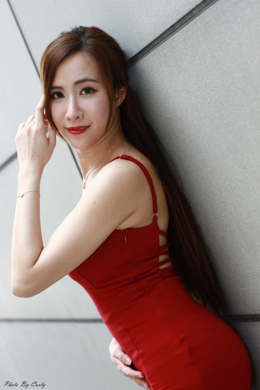 Taiwan Pretty Girl Dora Yan Xi Kaohsiung Dome~Red Braces Skirt Pictures