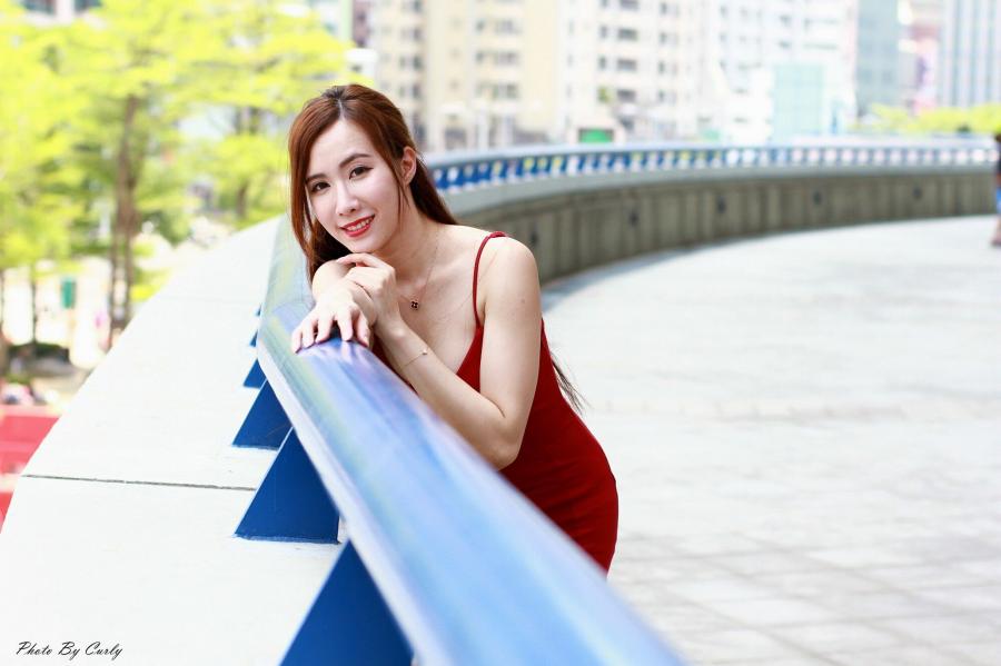 Taiwan Pretty Girl Dora Yan Xi Kaohsiung Dome~Red Braces Skirt Pictures