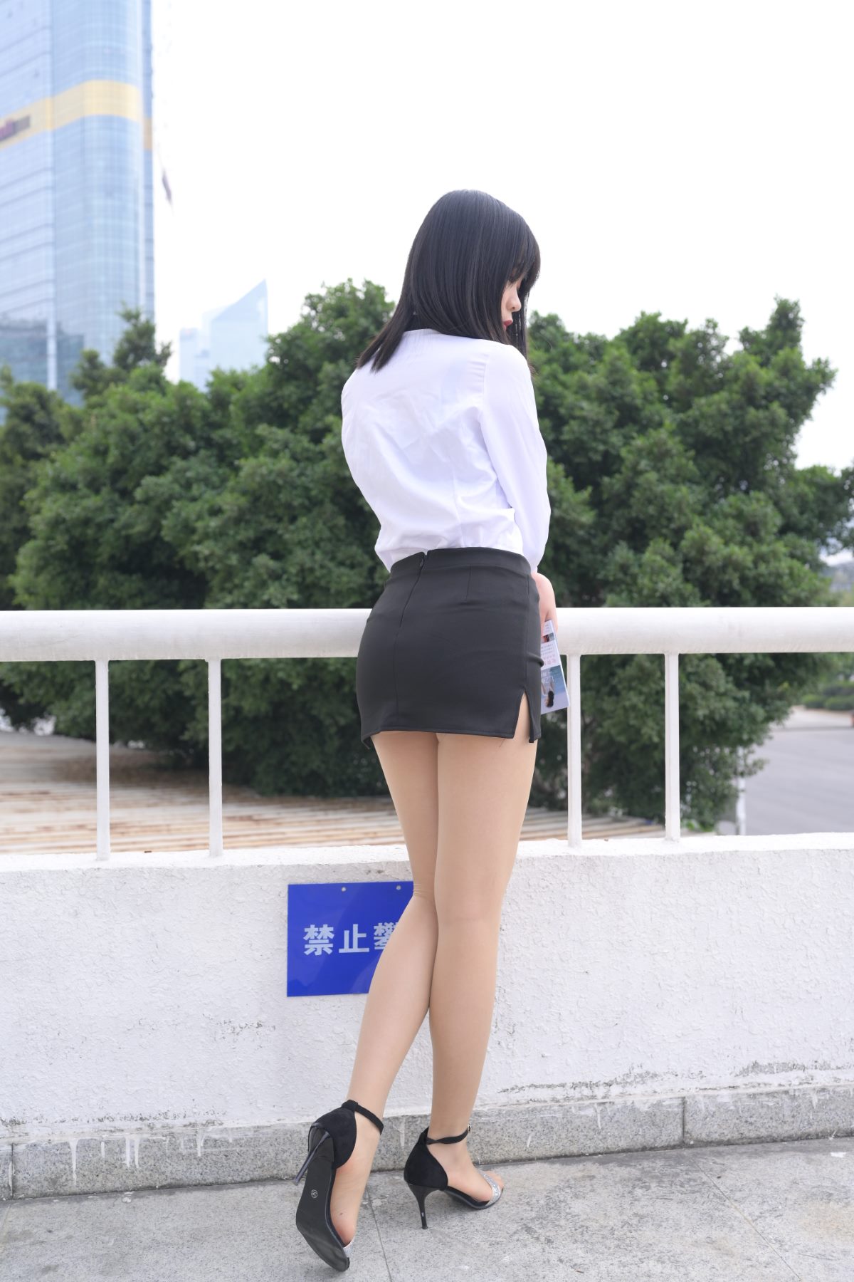 MoJing魔镜街拍 NO 084 程生街拍 商城推销美女长腿肉丝制服 A 067 0534443957.jpg