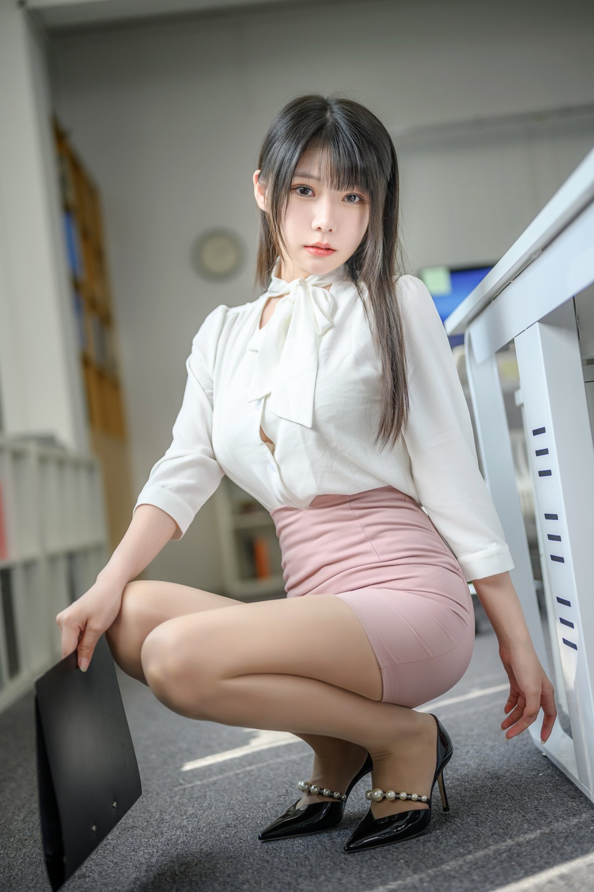 Coser@香草喵露露 Vol 056 忙露的职场 粉白裙子 0023 9066324794.jpg