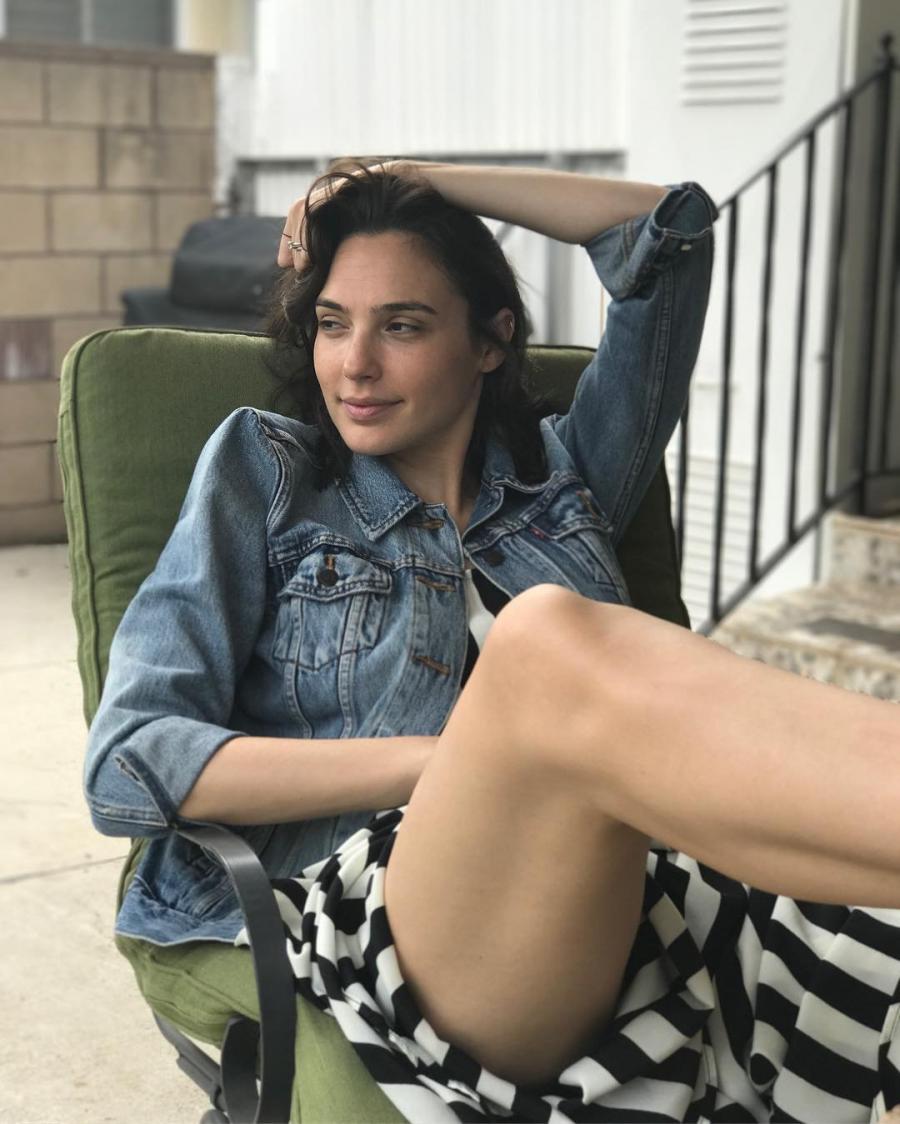 Gal Gadot Beautiful Legs Temperament Picture and Photo