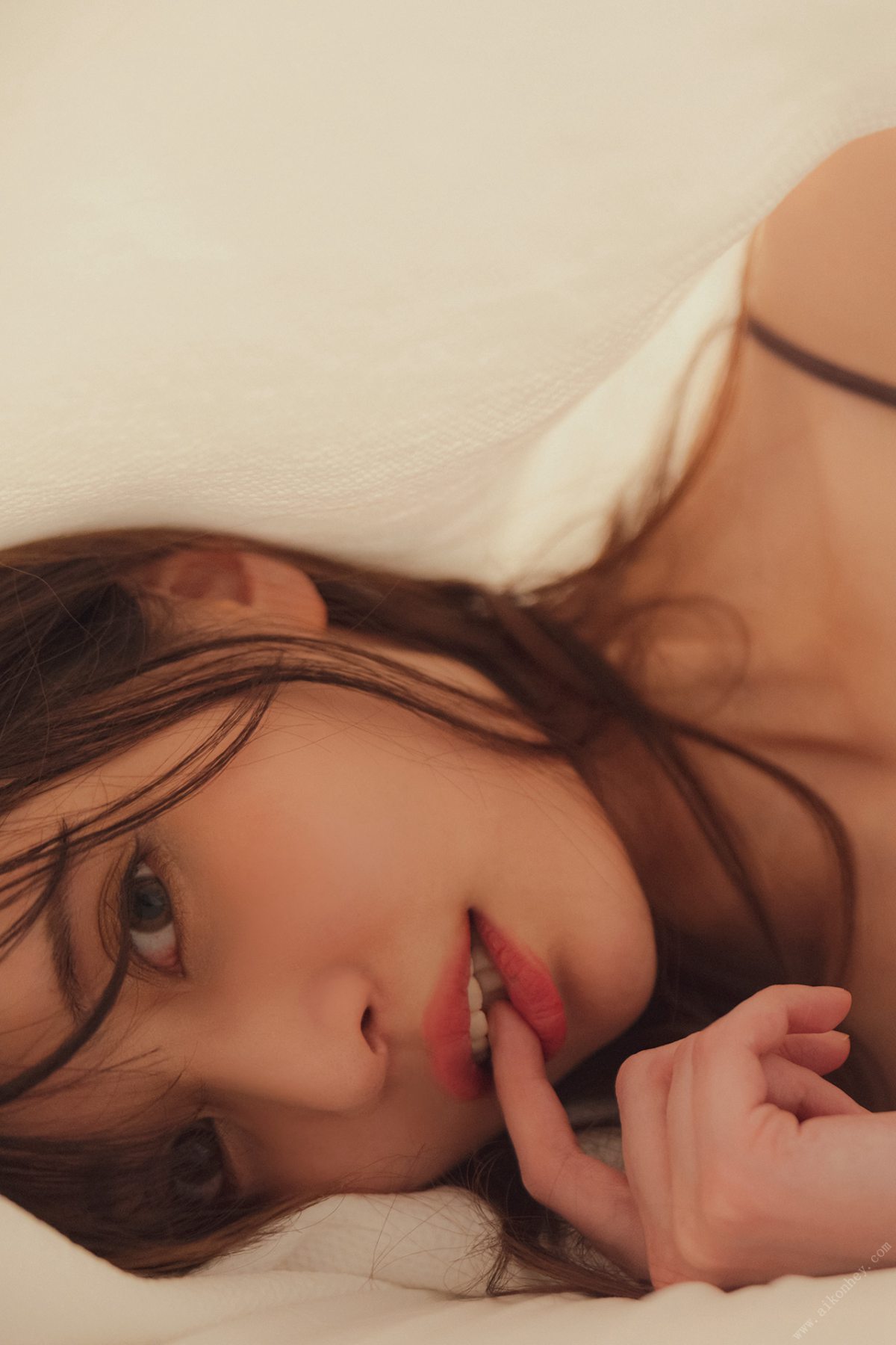 FLASH Photobook 2022 05 24 Sayaka Nitori 似鳥沙也加 Leave yourself at night Part 1 夜に身を任せて 前編 B 0077 1244342010.jpg