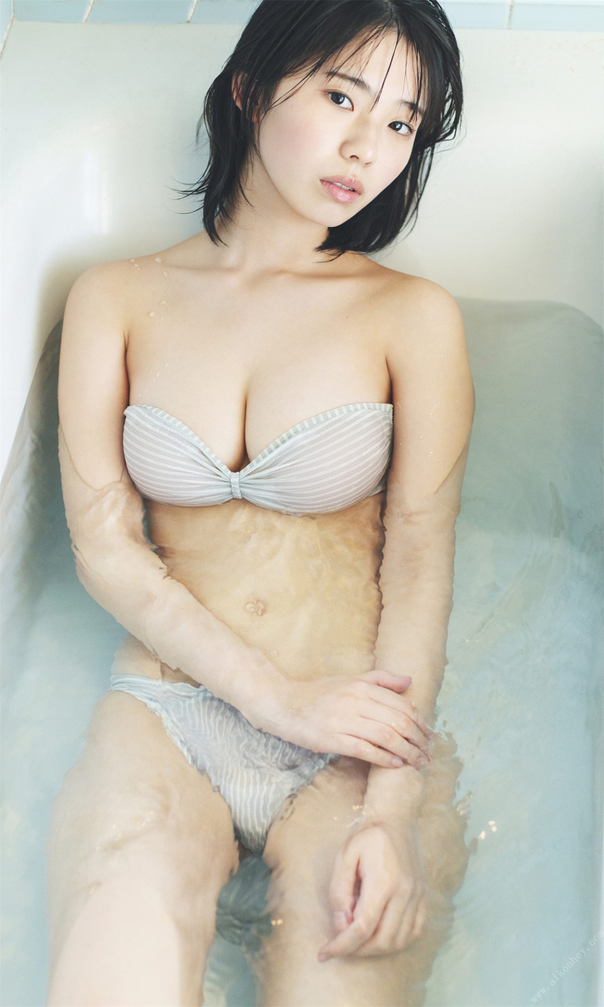 Weekly Photobook 2022 03 14 Hina Kikuchi 菊地姫奈 Harumeku honomeku 春めく、ほのめく 0055 5352378127.jpg