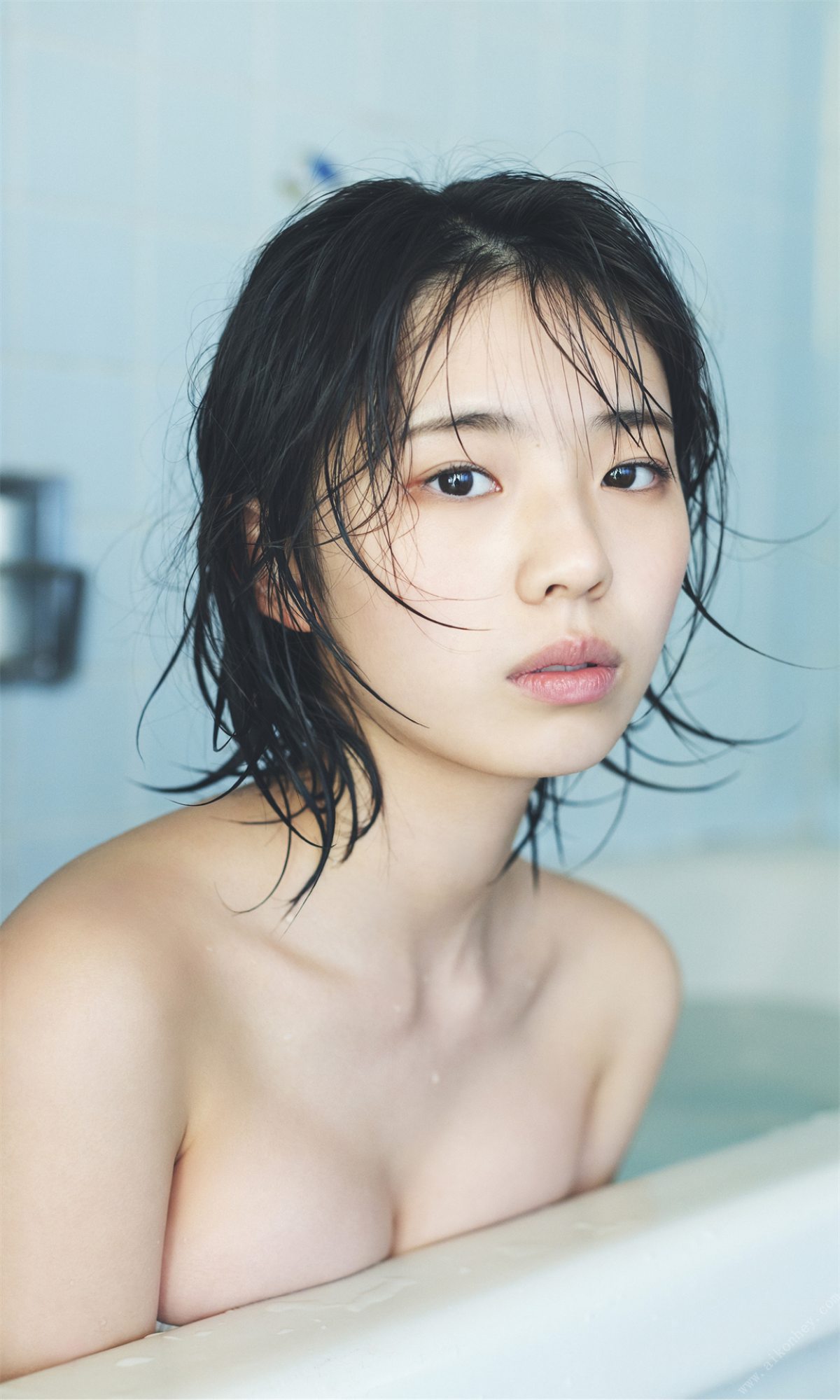 Weekly Photobook 2022 03 14 Hina Kikuchi 菊地姫奈 Harumeku honomeku 春めく、ほのめく 0060 1793944834.jpg