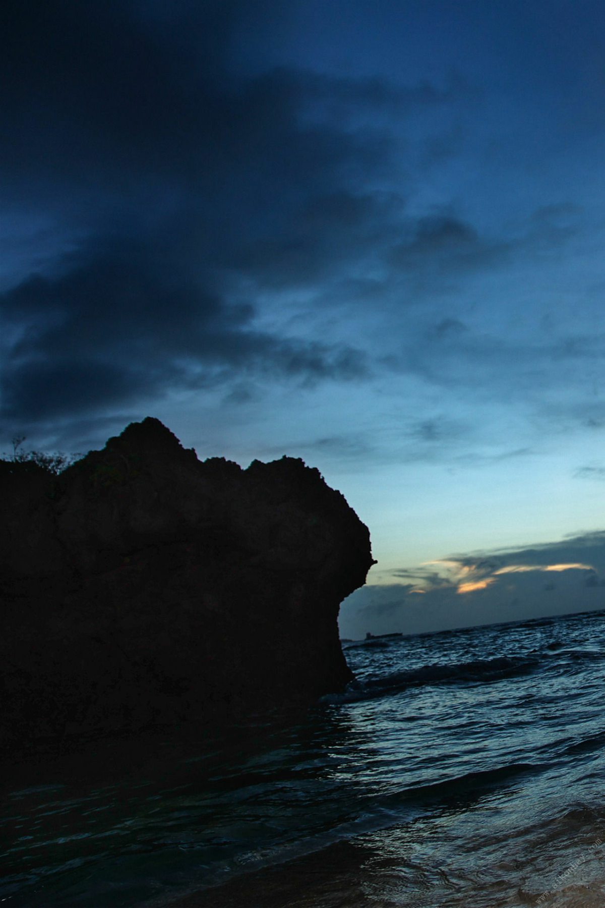 Photobook 2021 12 03 Umi Yatsugake 八掛うみ Be Fascinated By The Sea 海に見惚れて B 0138 8969590917.jpg