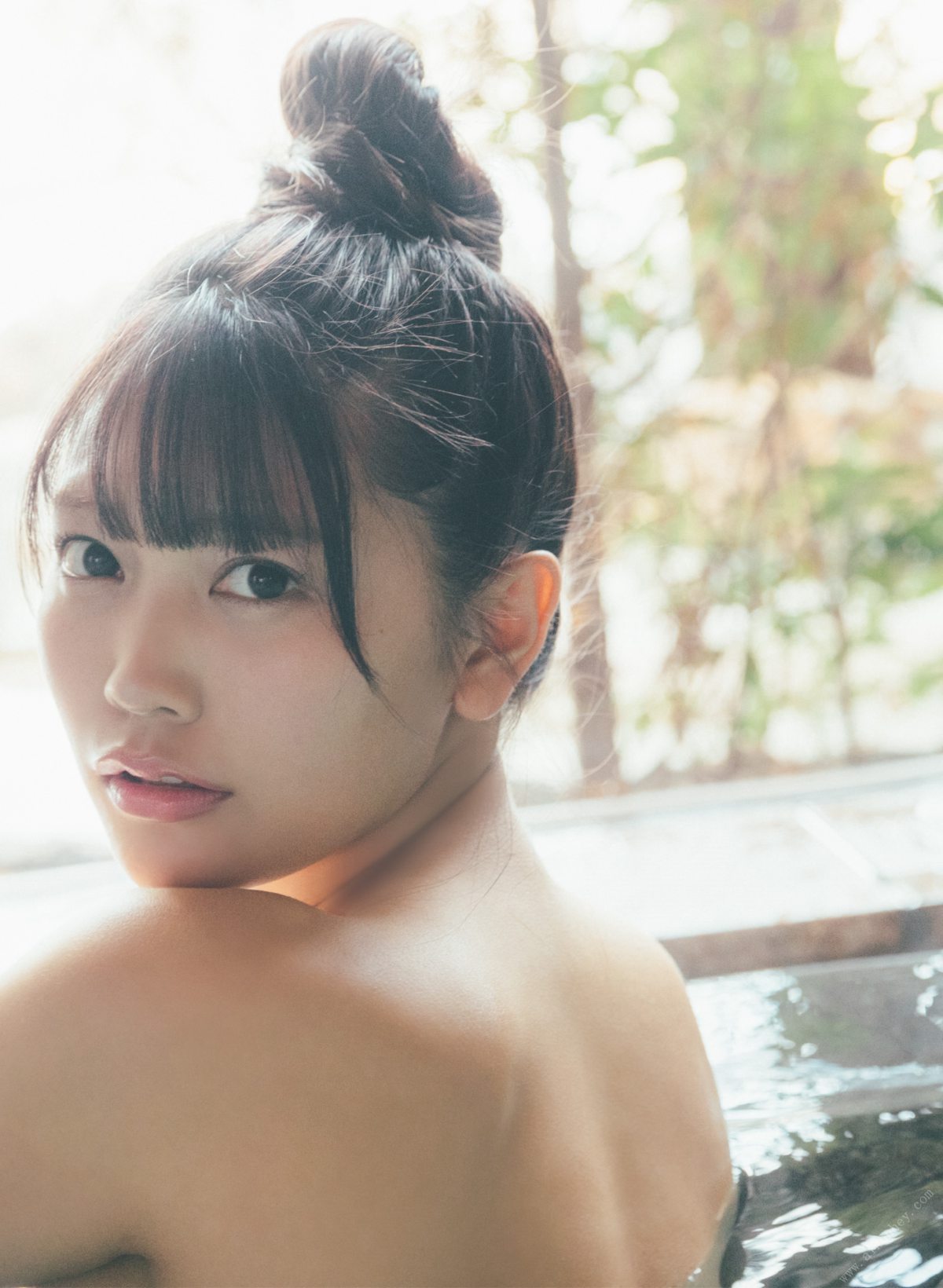 Photobook 松下玲緒菜2nd写真集 in the seasons 0155 7160431897.jpg