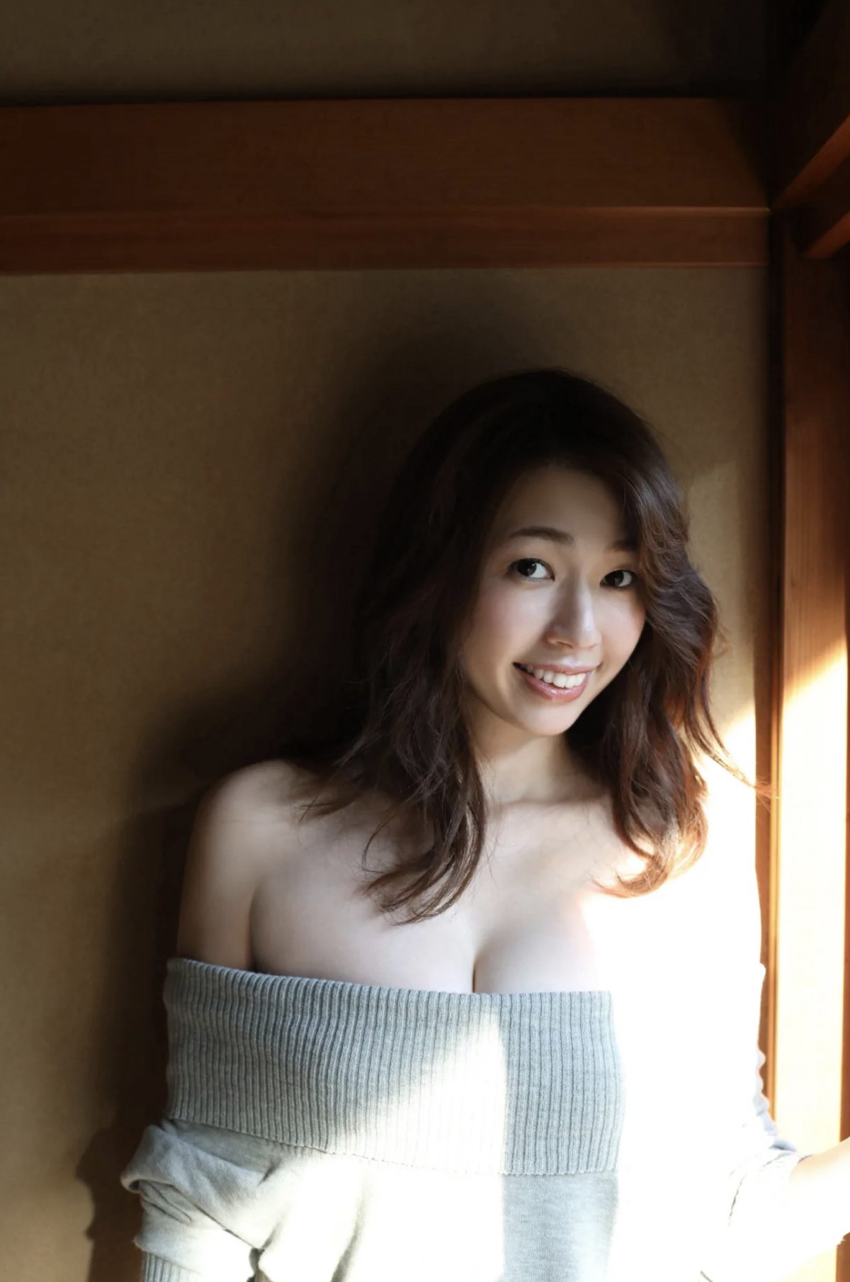 Photobook 東海 No 1 巨乳キャスター 杉本佳代 Ｇカップ乳初ヌード FRIDAYデジタル写真集 0008 6040151821.jpg