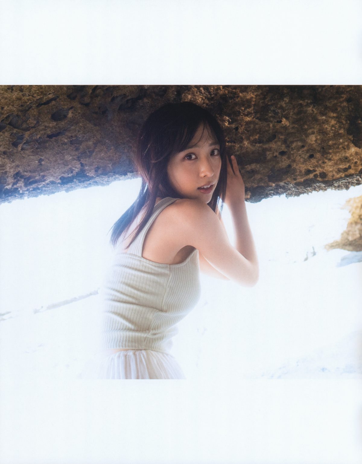 Photobook Yui Oguri 小栗有以 1st Photobook From the day I met you 君と出逢った日から 2022 01 18 0034 3113564832.jpg