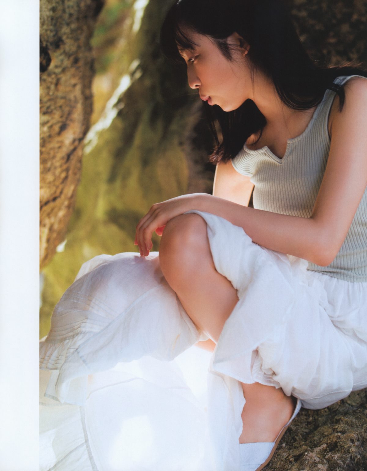 Photobook Yui Oguri 小栗有以 1st Photobook From the day I met you 君と出逢った日から 2022 01 18 0035 0381754121.jpg