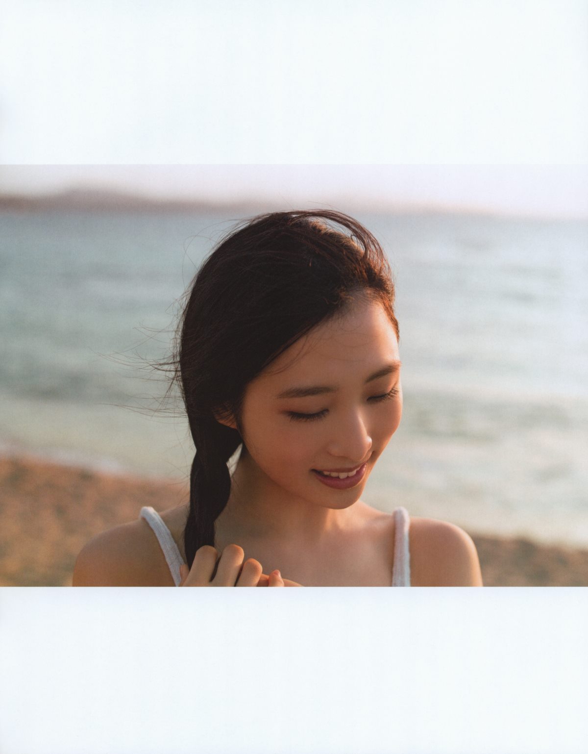 Photobook Yui Oguri 小栗有以 1st Photobook From the day I met you 君と出逢った日から 2022 01 18 0051 7665525786.jpg