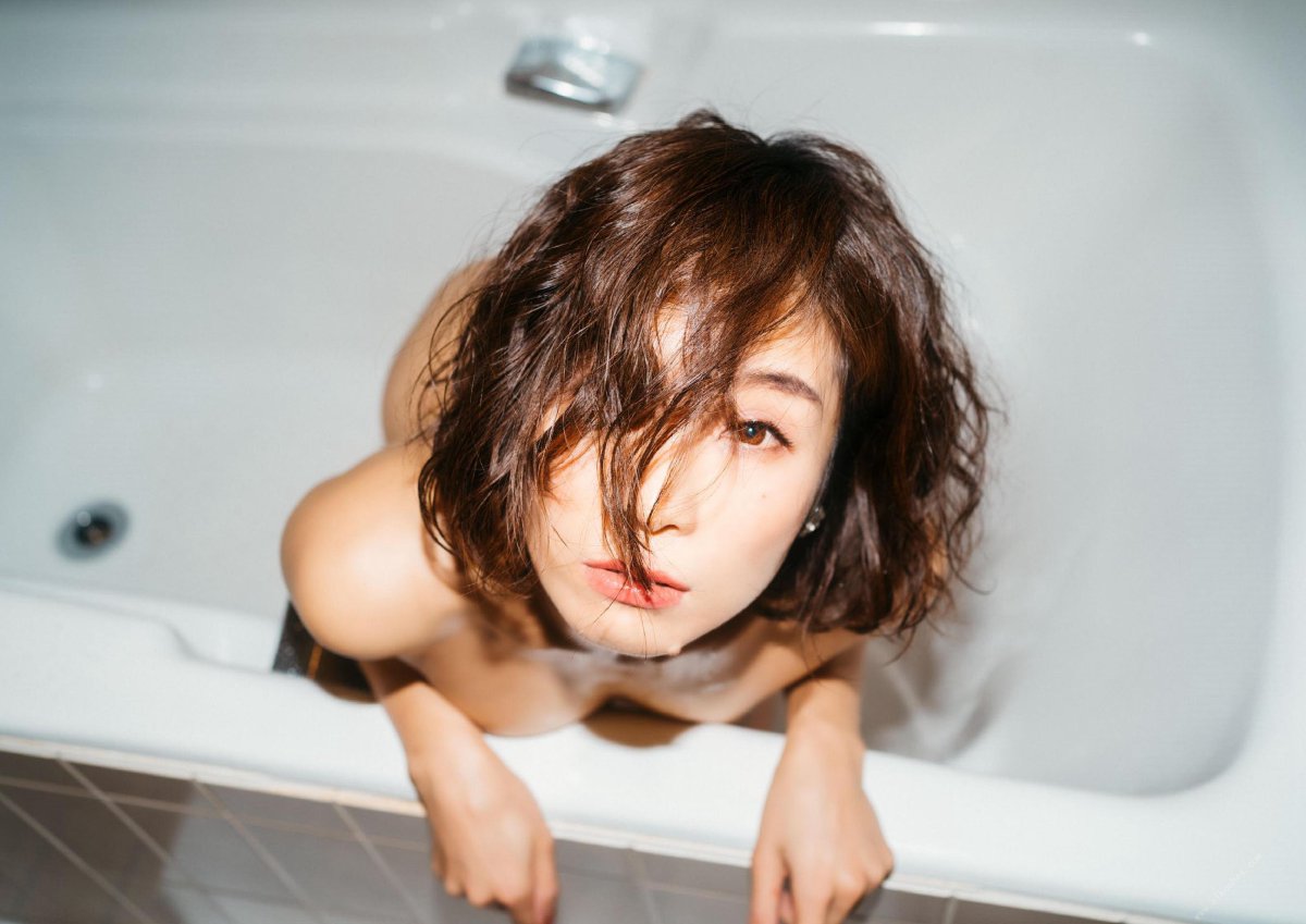 Photobook Eimi Hanamura 花村映実 Woman living in a hotel ホテルに住むオンナ 2020 11 11 B 0036 1831460442.jpg