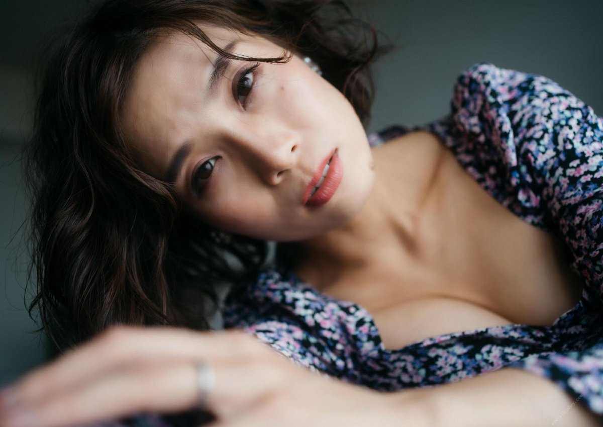 Photobook Eimi Hanamura 花村映実 Woman living in a hotel ホテルに住むオンナ 2020 11 11 A 0034 6762877004.jpg