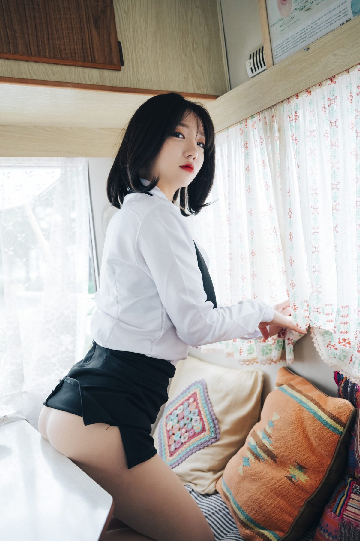 Loozy Officegirls Vacation Vol 2 Son Ye Eun 손예은 0007 3096592200.jpg