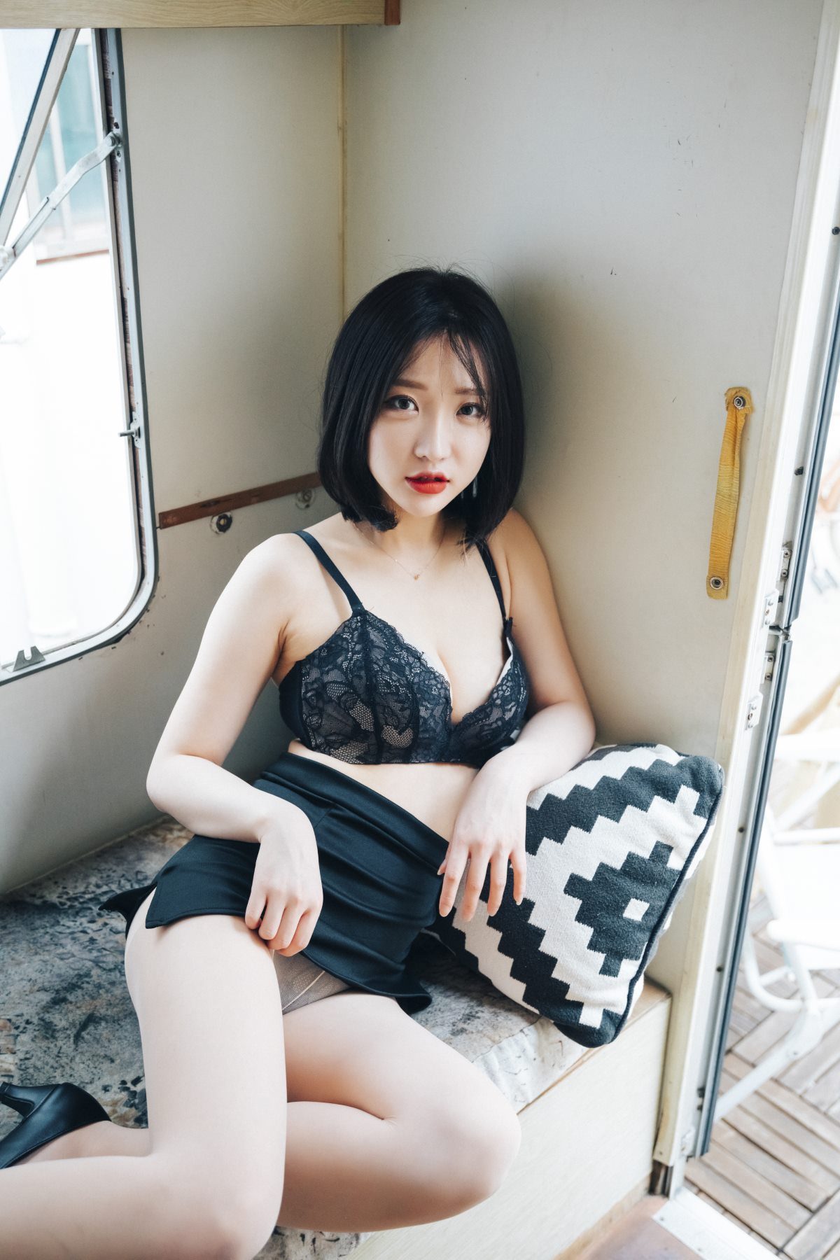 Loozy Officegirls Vacation Vol 2 Son Ye Eun 손예은 0060 1760007048.jpg