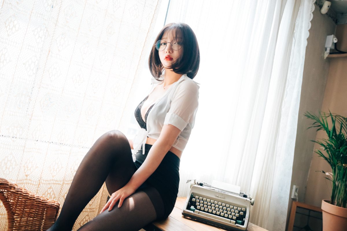 Loozy Officegirls Vacation Vol 1 Son Ye Eun 손예은 0053 4755099356.jpg