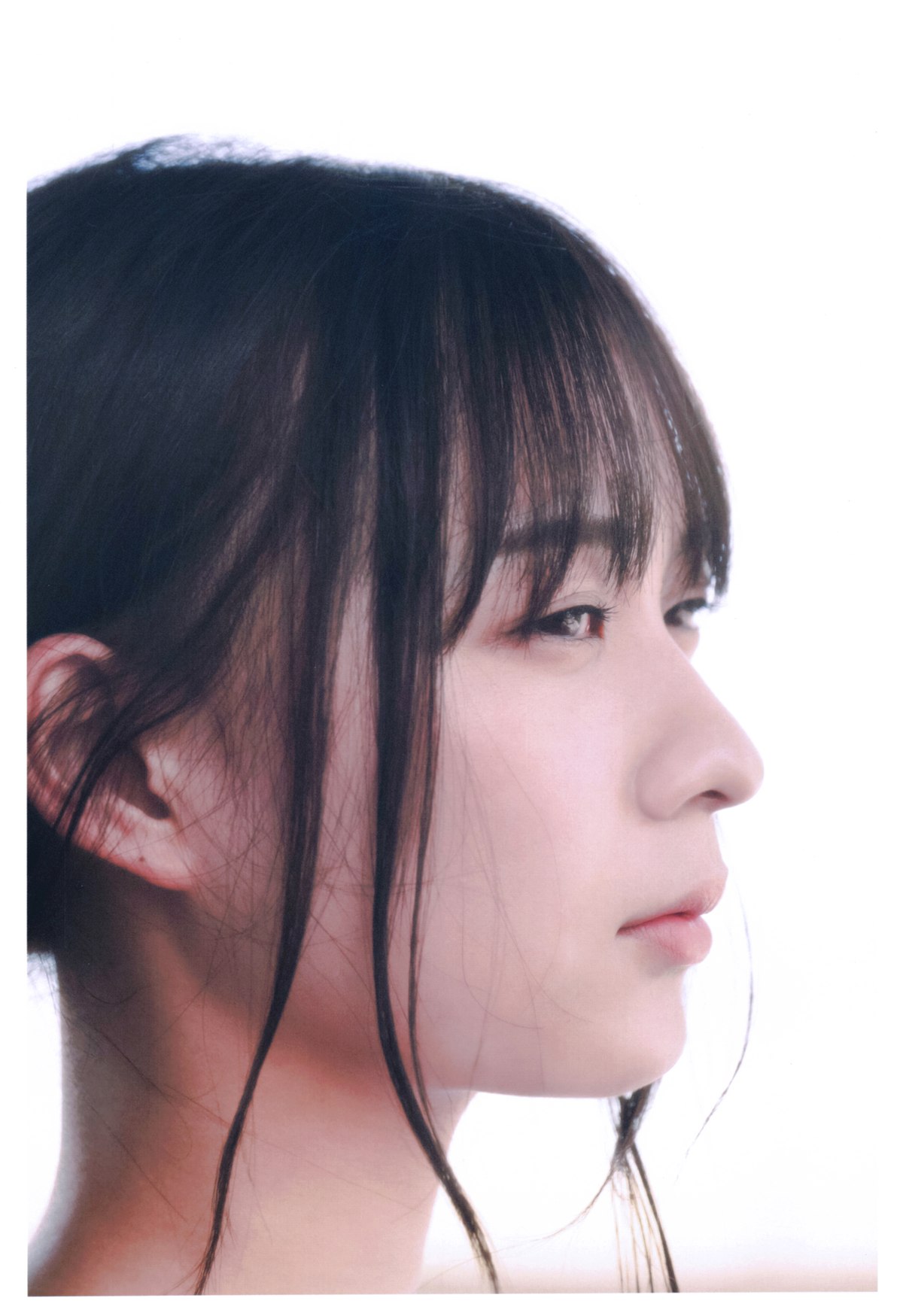 Photobook 2020 11 10 Ayane Suzuki 鈴木絢音 1st Photobook The Angle Of The Light 0039 0005415371.jpg