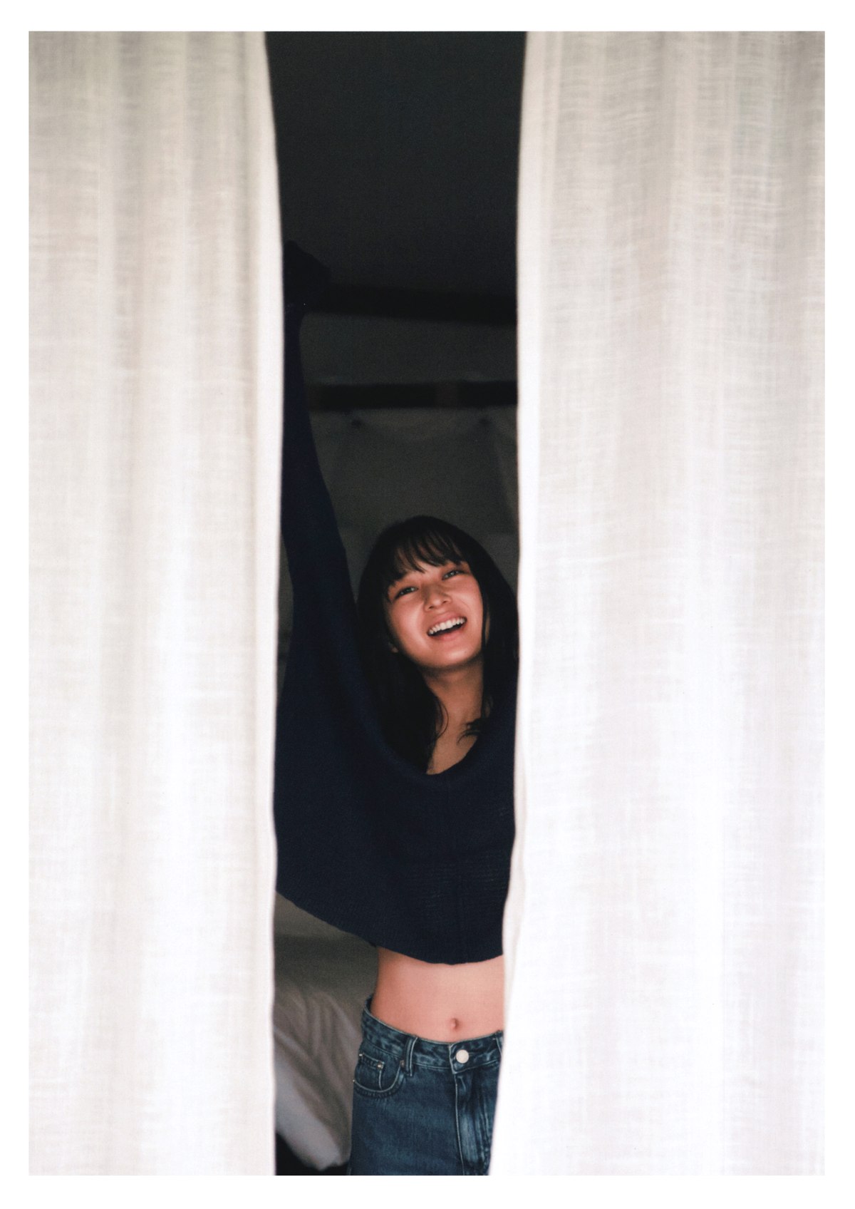 Photobook 2020 11 10 Ayane Suzuki 鈴木絢音 1st Photobook The Angle Of The Light 0090 0640555519.jpg