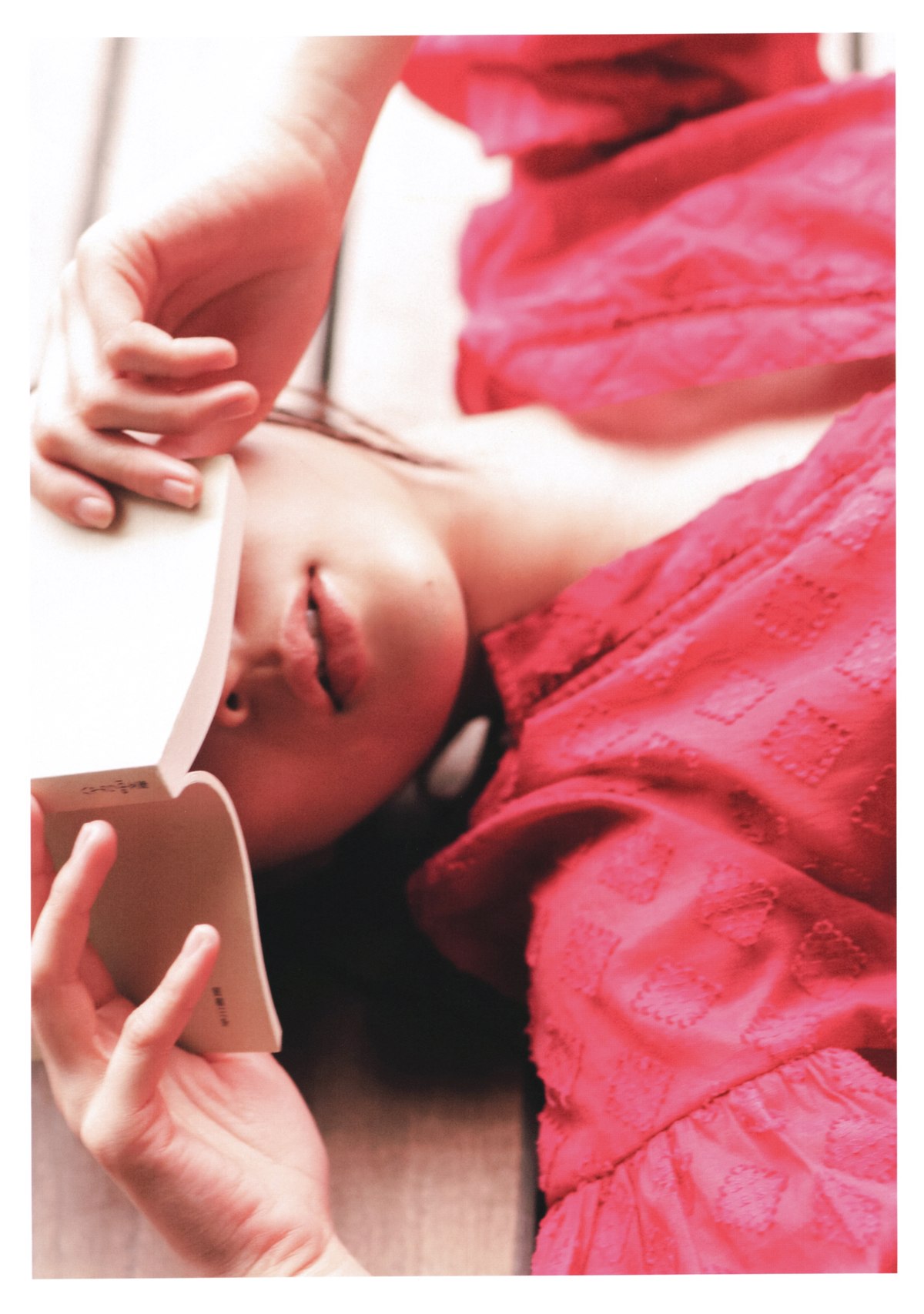 Photobook 2020 11 10 Ayane Suzuki 鈴木絢音 1st Photobook The Angle Of The Light 0099 1329186386.jpg