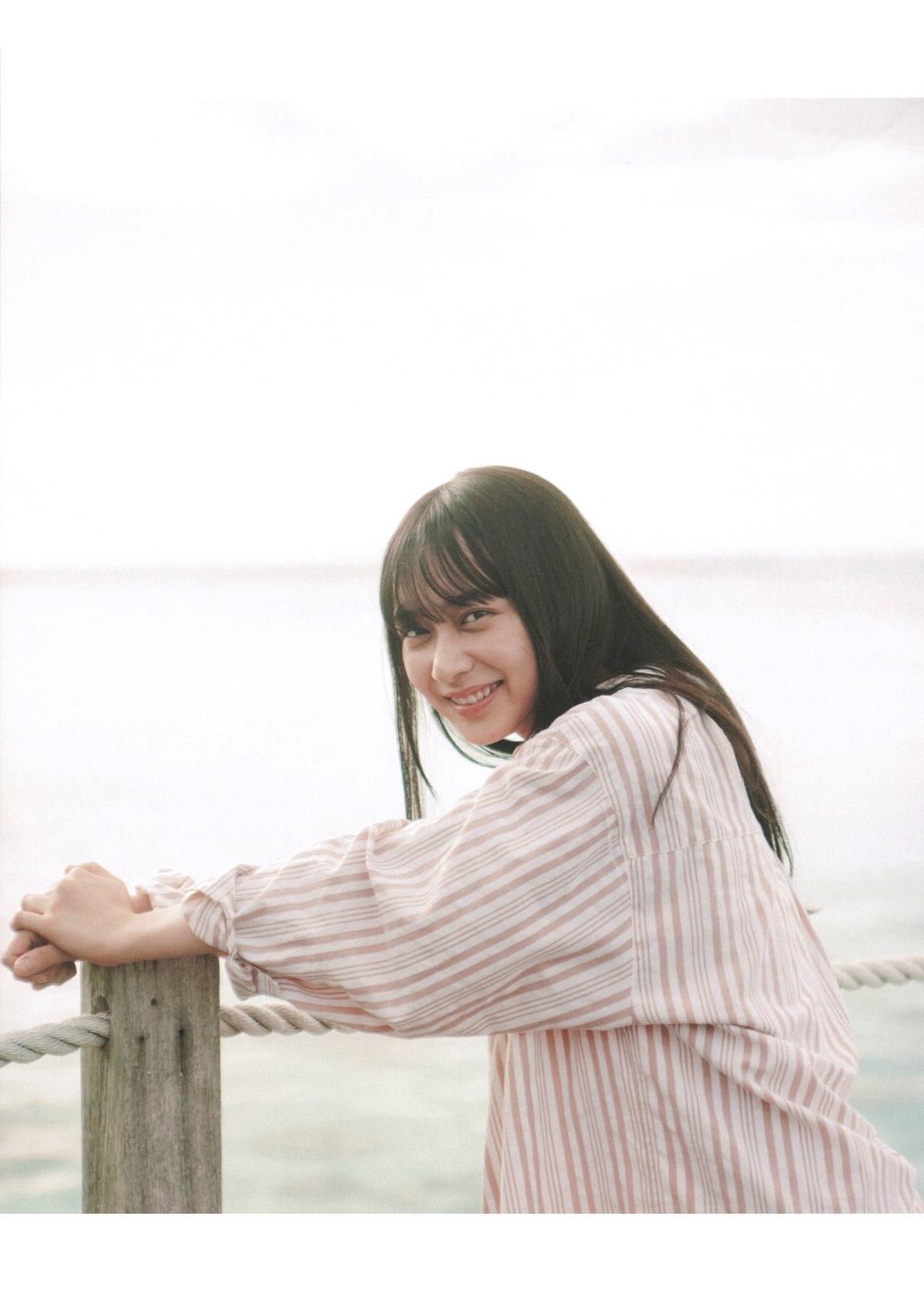 Photobook 2020 11 10 Ayane Suzuki 鈴木絢音 1st Photobook The Angle Of The Light 0105 9594973255.jpg