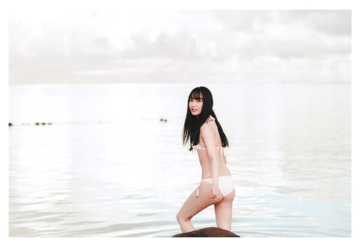 Photobook 2020 11 10 Ayane Suzuki 鈴木絢音 1st Photobook The Angle Of The Light 0107 2614811258.jpg