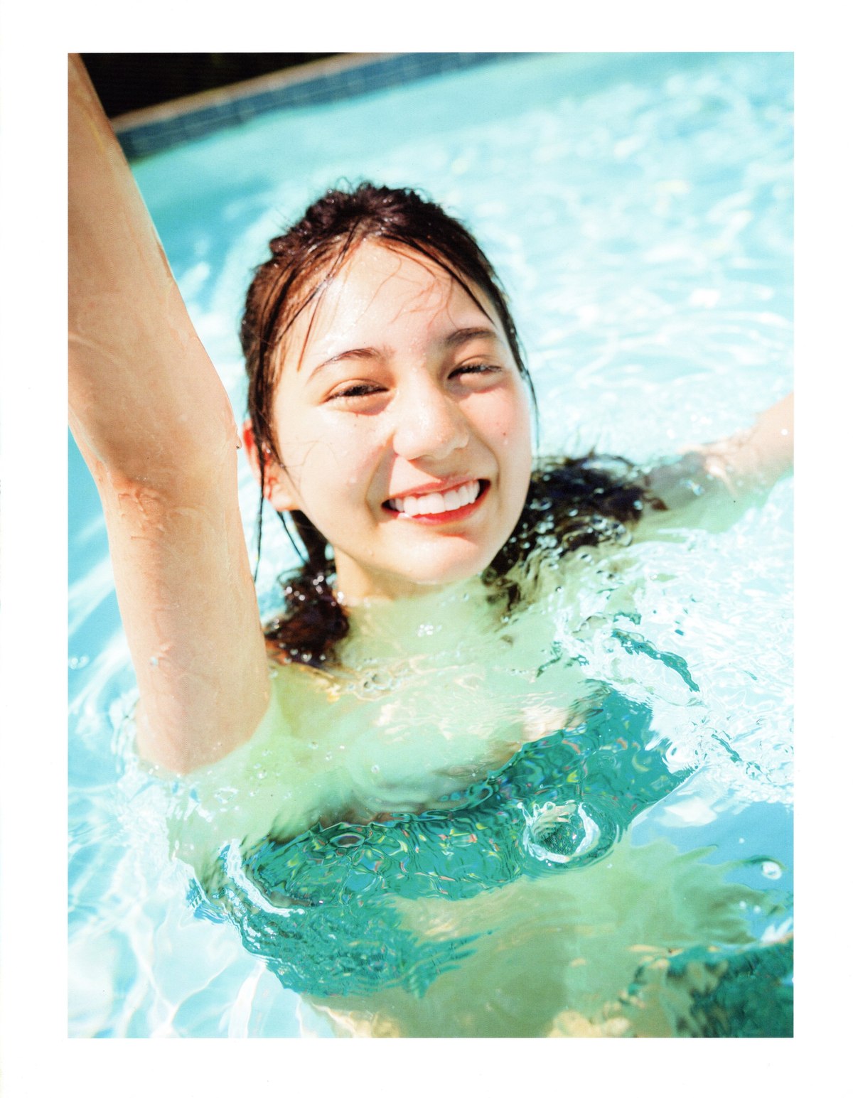 Photobook 2021 06 29 Nao Kosaka 小坂菜緒 1st Photobook Who Are You B 0073 5588605238.jpg