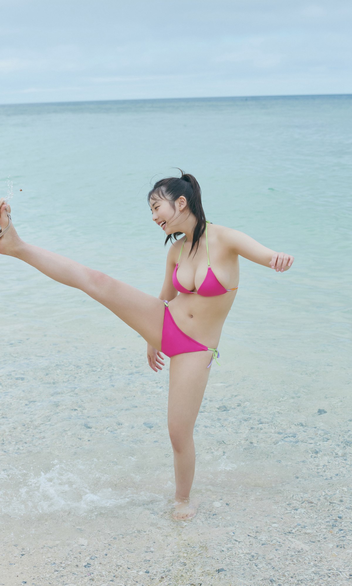 Weekly Photobook 2023 08 07 Hina Kikuchi 菊地姫奈 Enjoy 18 Year Old Summer Vacation 0002 8462466676.jpg