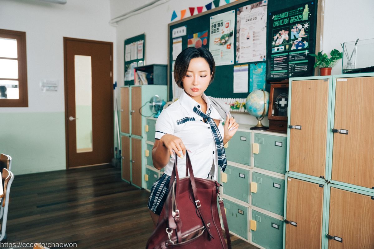 Loozy Booty Queen Gal In A Shool Warehouse A 0017 9686862225.jpg